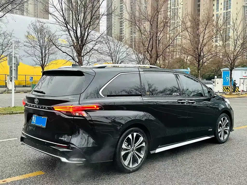 Granvia 2.5 L Hybrid Noble VIP