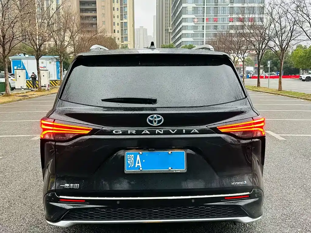 Granvia 2.5 L Hybrid Noble VIP