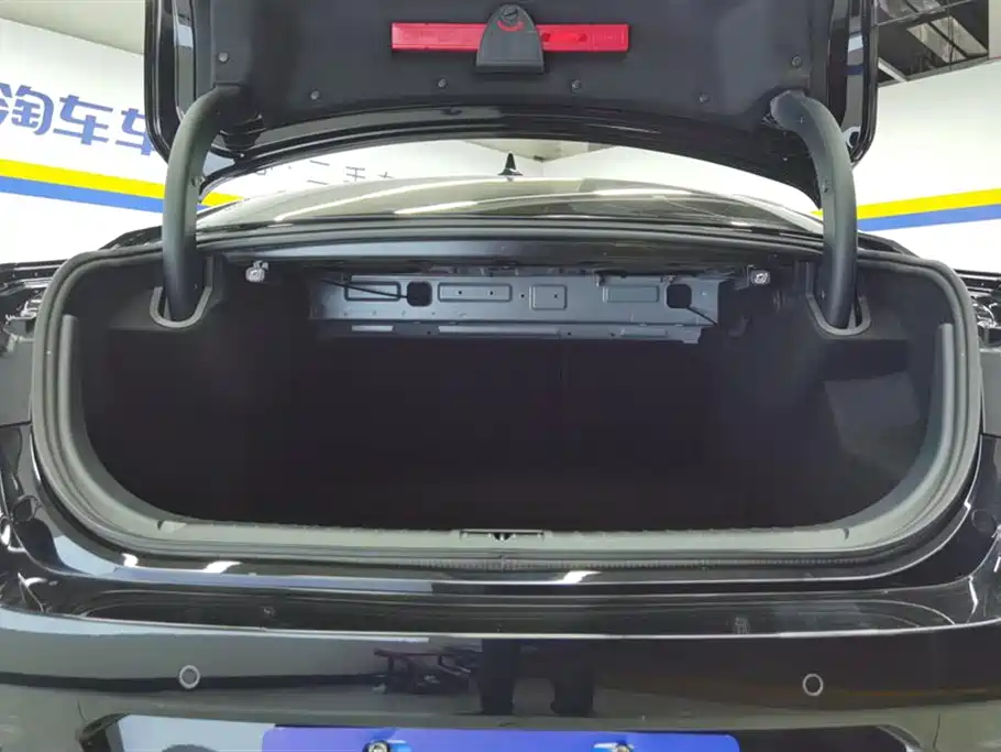 Hongqi H5 1.8 T Auto Connected Flagship Charm