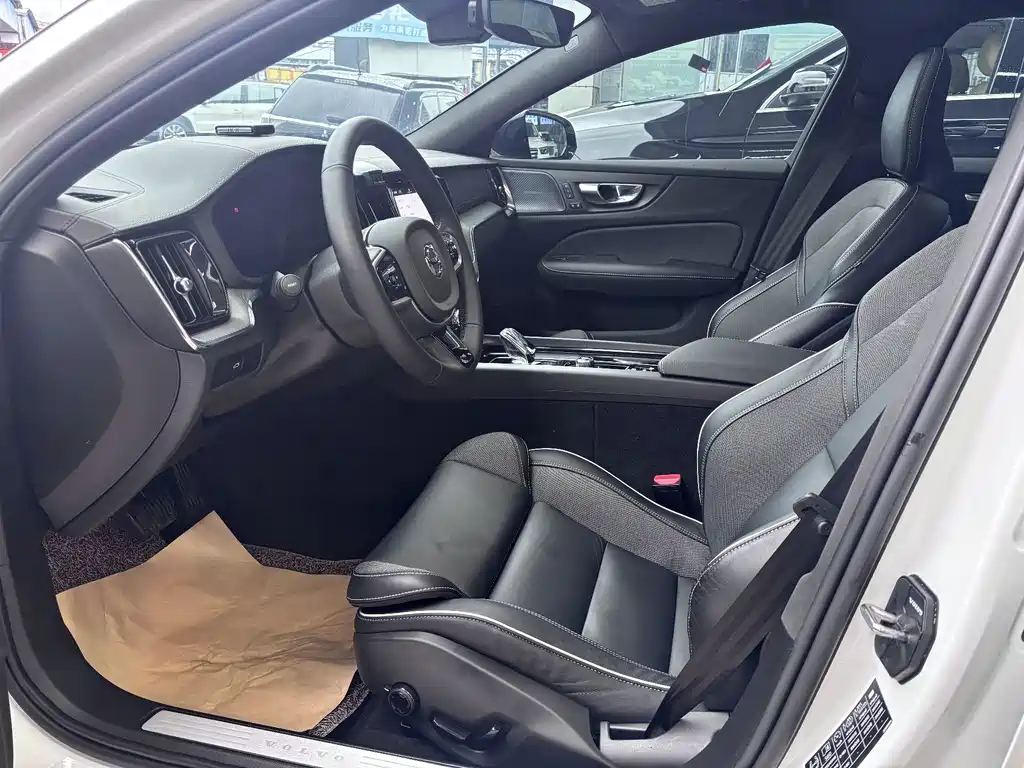 Volvo S60 沃尔沃S60 2025款 B5 智雅运动版