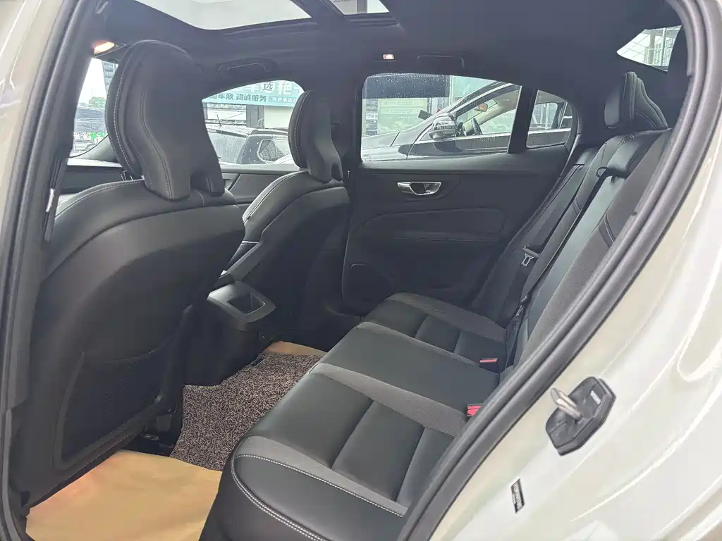 Volvo S60 沃尔沃S60 2025款 B5 智雅运动版