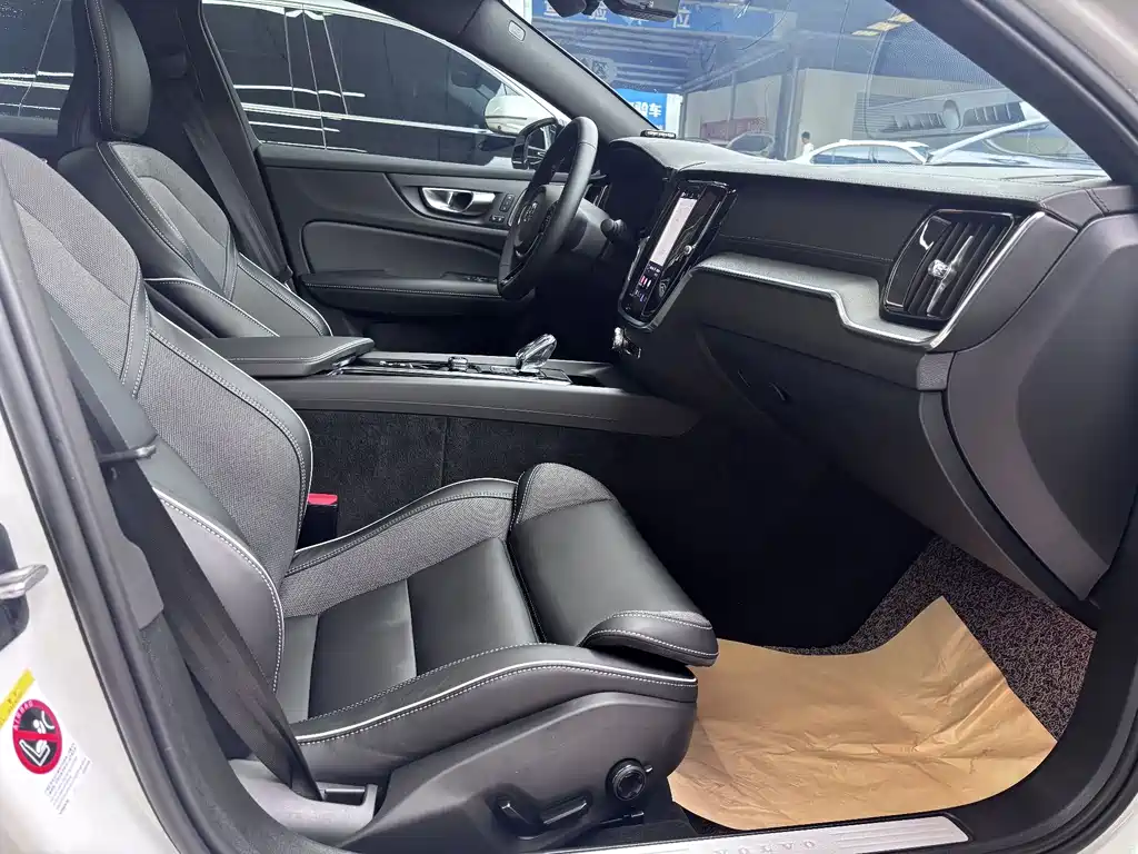 Volvo S60 沃尔沃S60 2025款 B5 智雅运动版