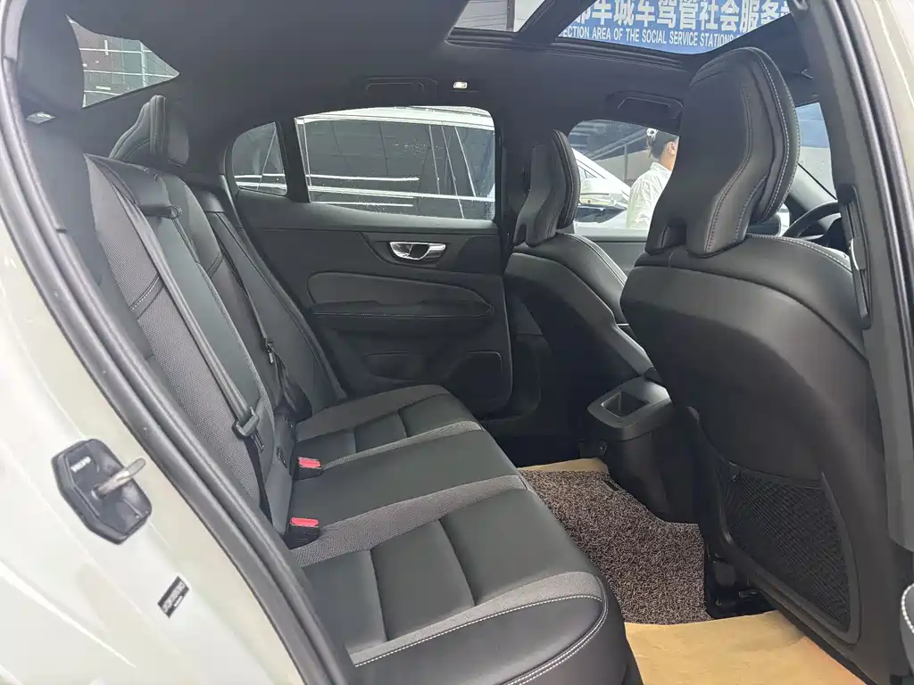 Volvo S60 沃尔沃S60 2025款 B5 智雅运动版