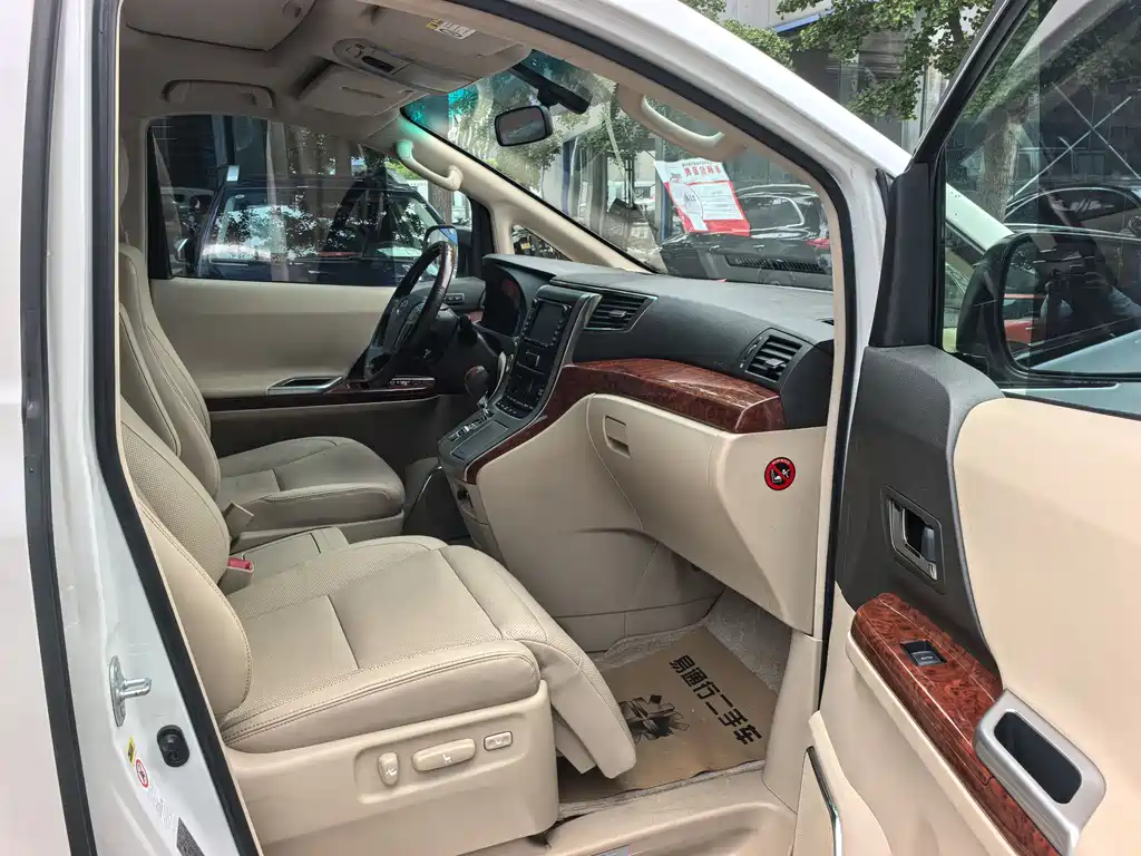 Alphard 2.4 L Luxury