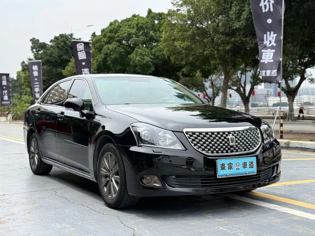 Crown 2.5 L Royal Leather Sunroof Special Edition