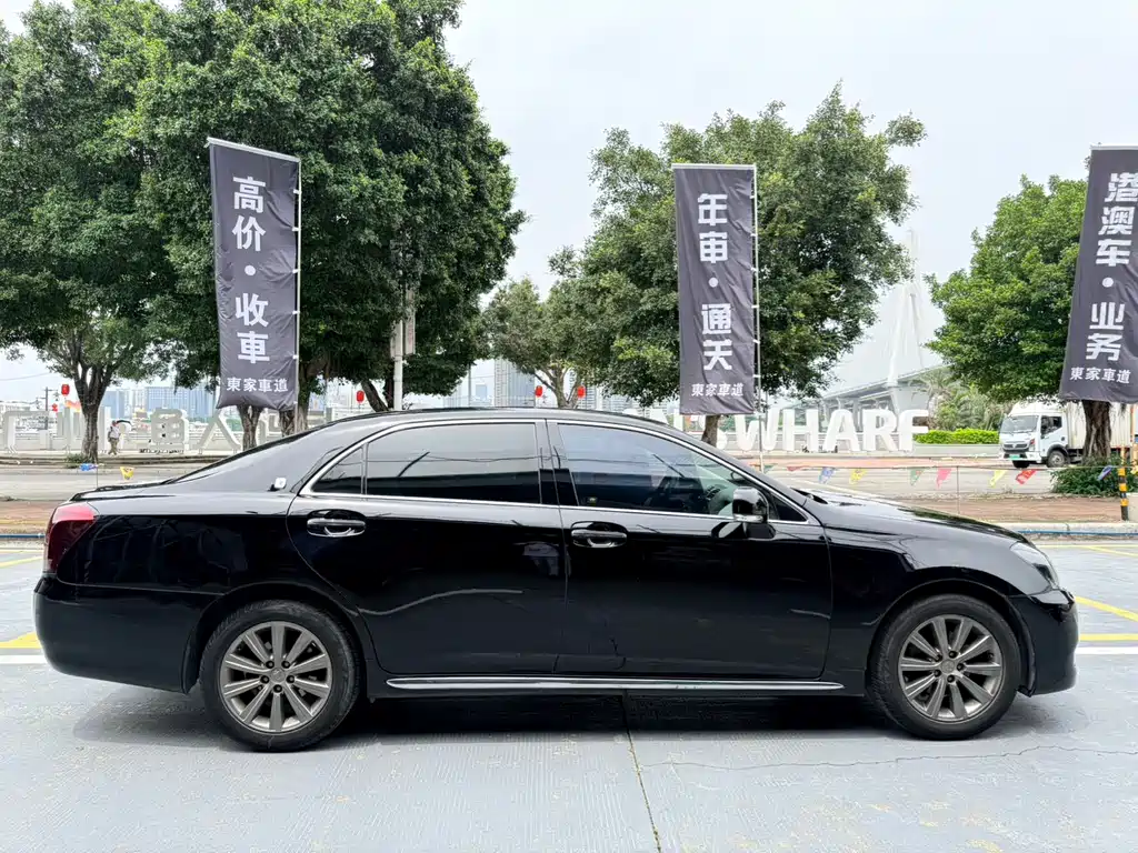 Crown 2.5 L Royal Leather Sunroof Special Edition
