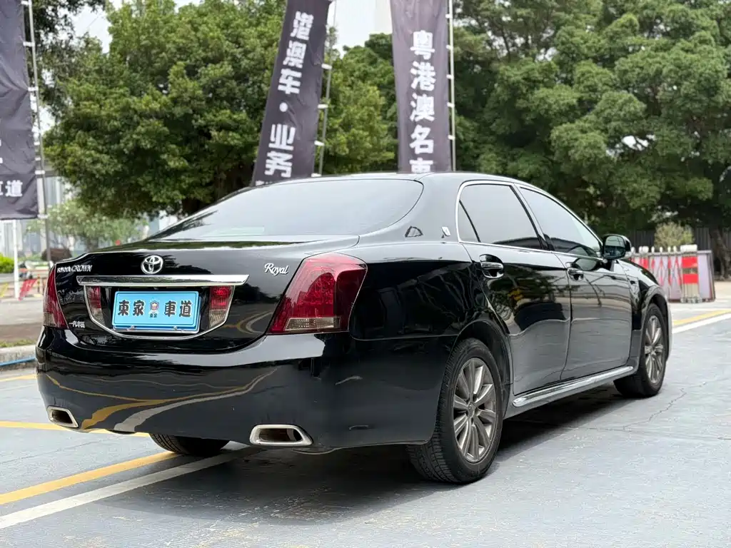 Crown 2.5 L Royal Leather Sunroof Special Edition