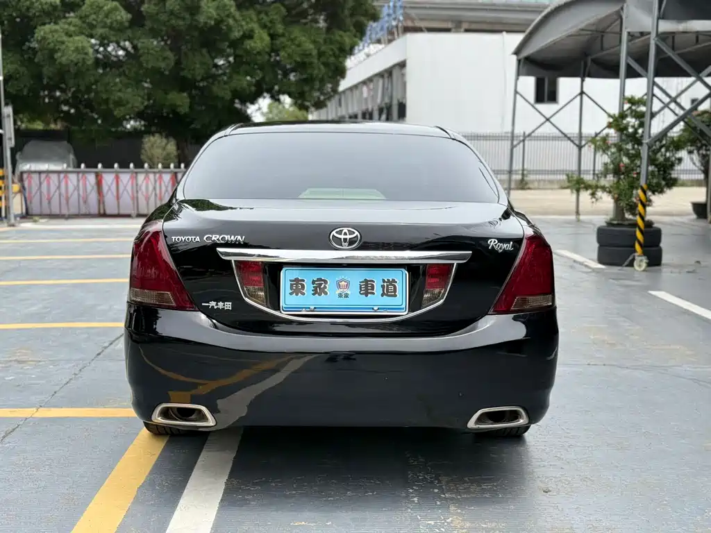 Crown 2.5 L Royal Leather Sunroof Special Edition