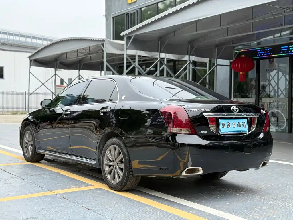 Crown 2.5 L Royal Leather Sunroof Special Edition