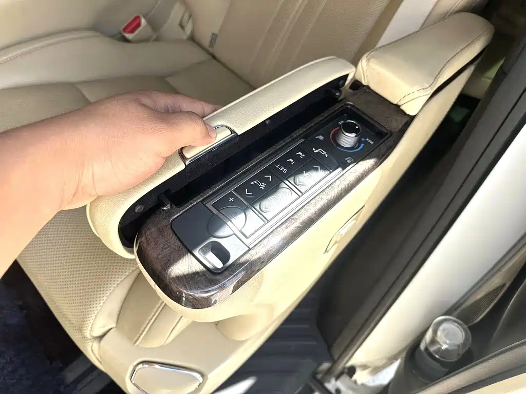 Vellfire Crown Dual Engine 2.5 L HV Distinguished