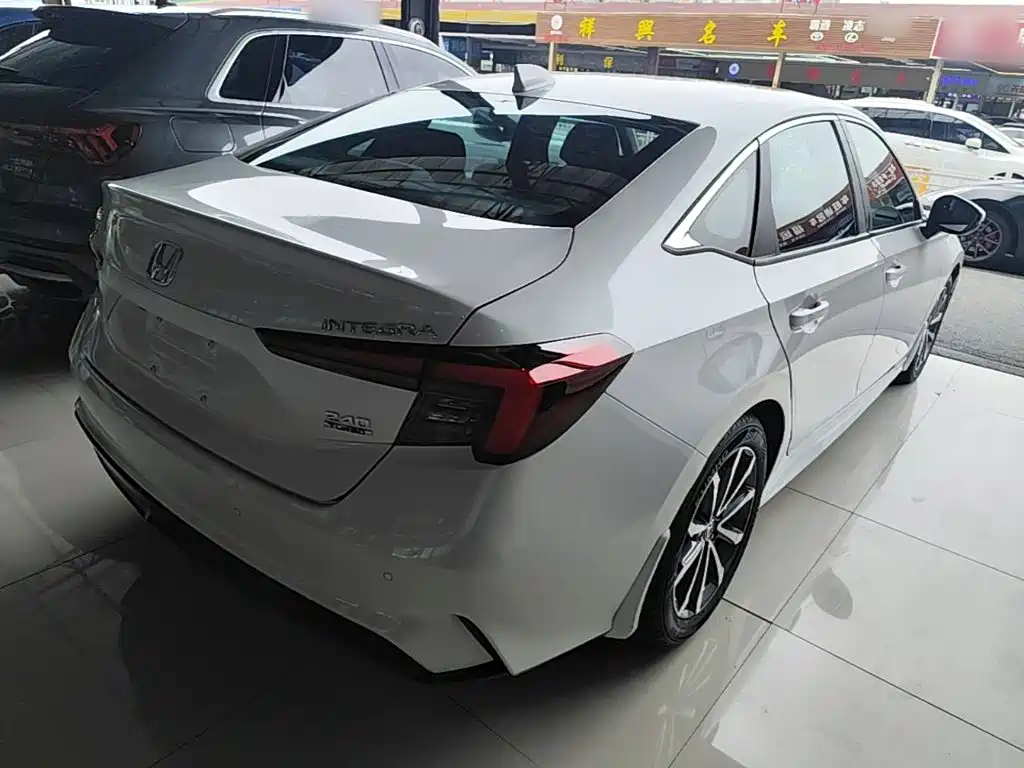 Integra 240 TURBO CVT Luxury