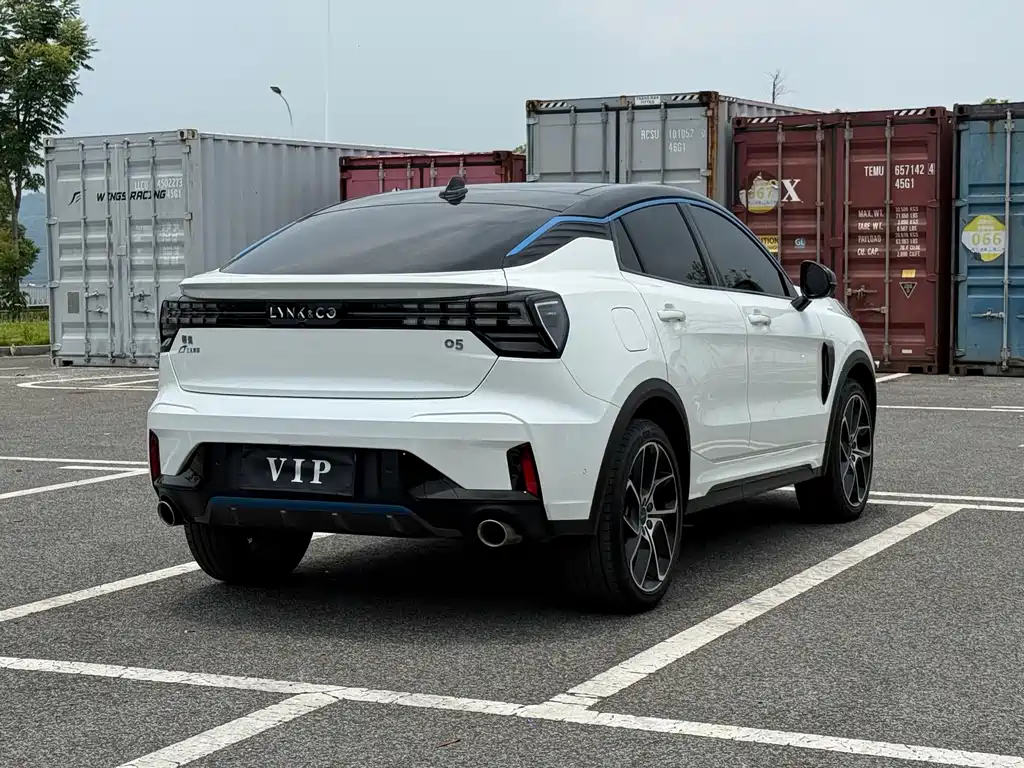 Lynk & Co 05 2.0 TD 2 WD Shine Halo