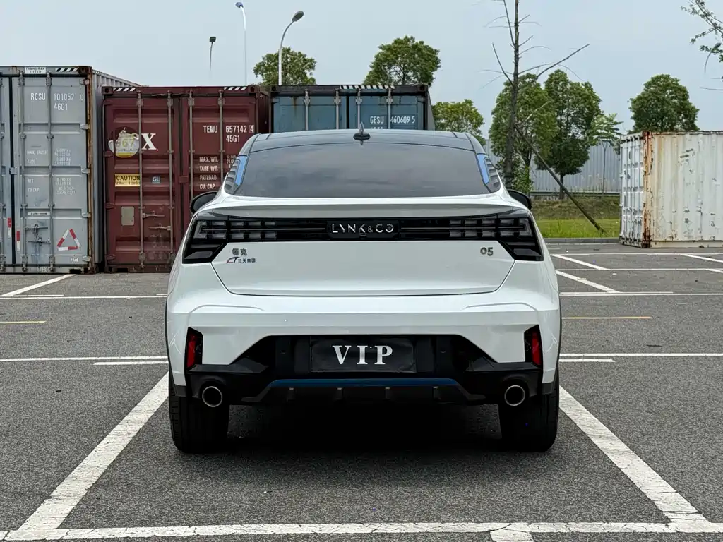 Lynk & Co 05 2.0 TD 2 WD Shine Halo
