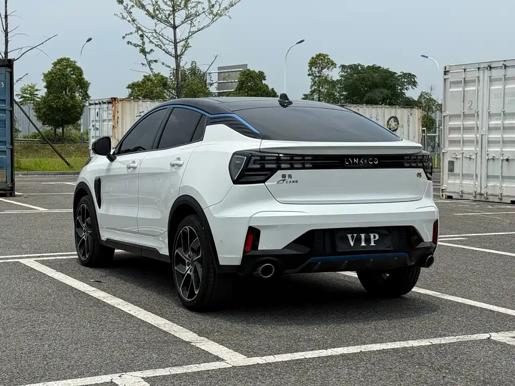 Lynk & Co 05 2.0 TD 2 WD Shine Halo