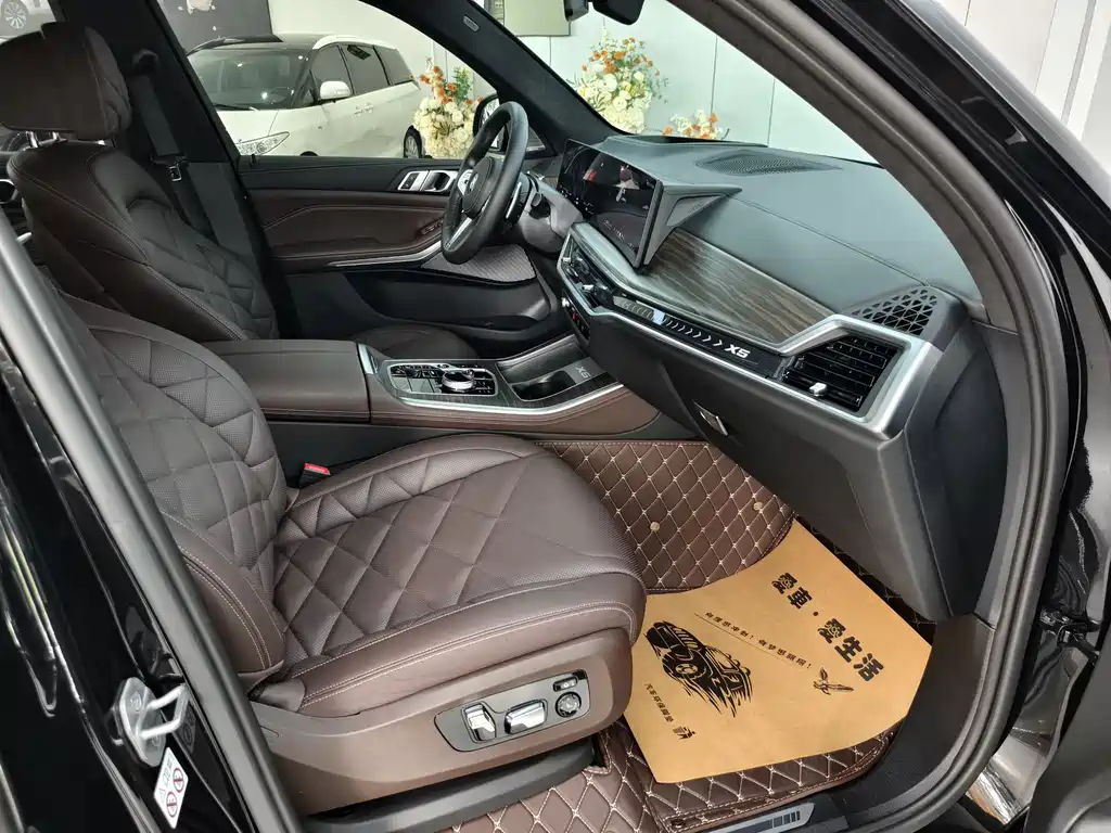 BMW X5 xDrive 40 Li M Sport Night Package
