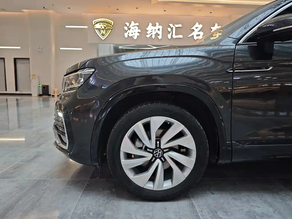 Tayron X 330 TSI 2 WD Distinguished Connected