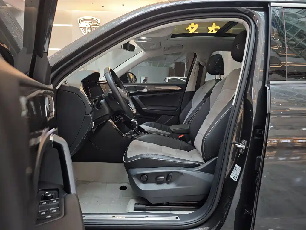 Tayron X 330 TSI 2 WD Distinguished Connected