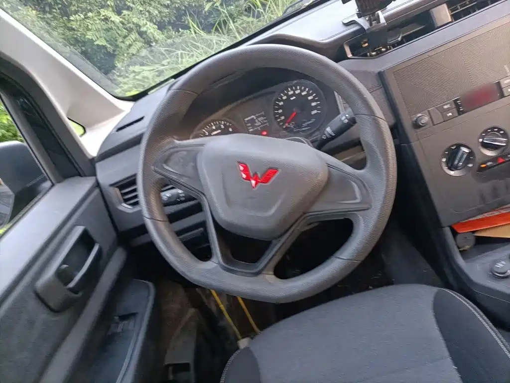 Wuling Hongguang PLUS 1.5 L Manual Standard 5-seat