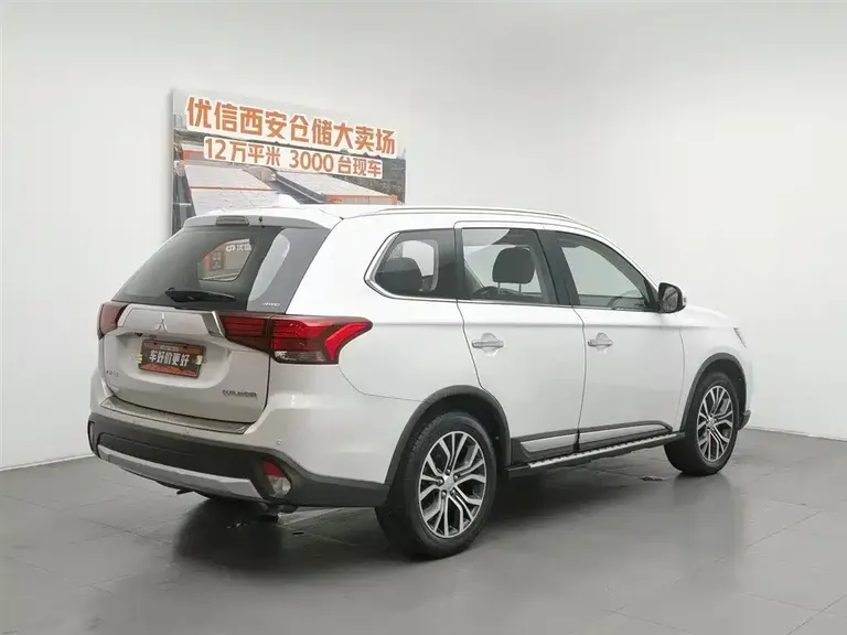 Mitsubishi Outlander 2.4 L 4 WD Luxury 7-seat