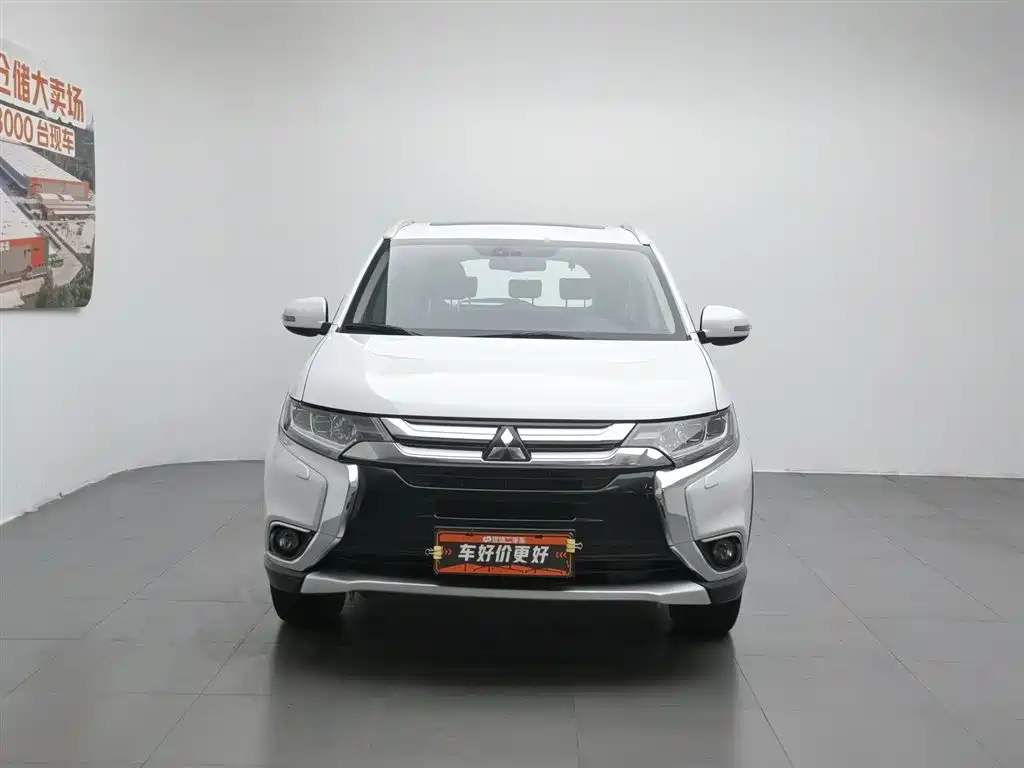 Outlander 2.4 L 4 WD Luxury 7-seat