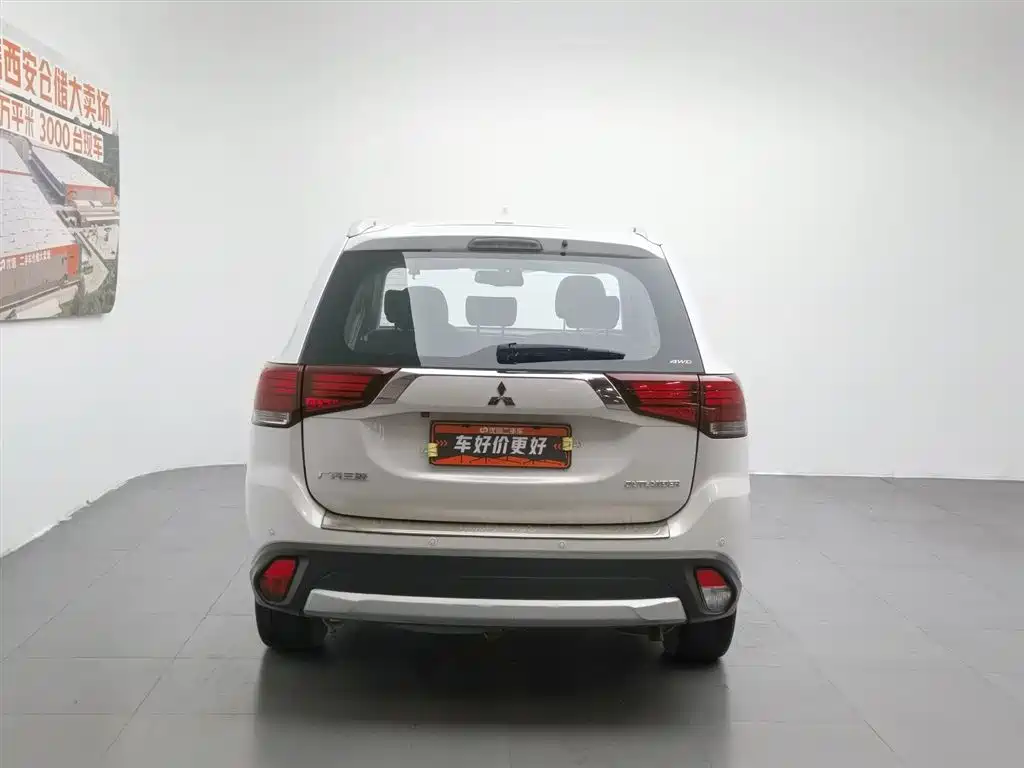 Outlander 2.4 L 4 WD Luxury 7-seat