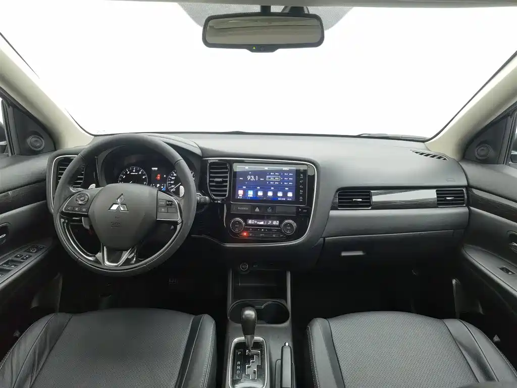 Outlander 2.4 L 4 WD Luxury 7-seat