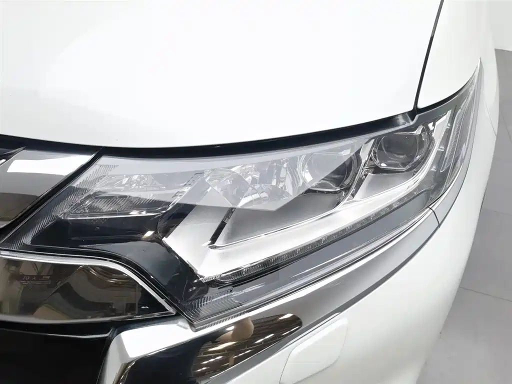 Outlander 2.4 L 4 WD Luxury 7-seat
