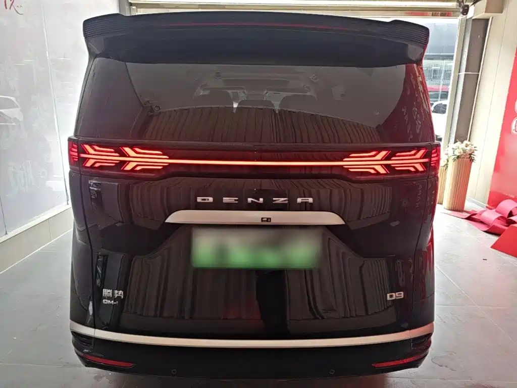 Denza D9 DM-i 1040 Distinguished