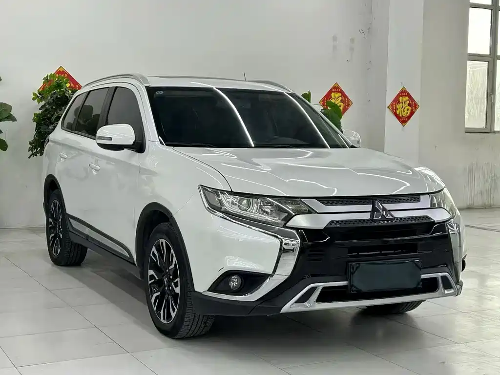 Outlander 2.0 L 2 WD Smooth Enjoyment 5-seat CN-VI