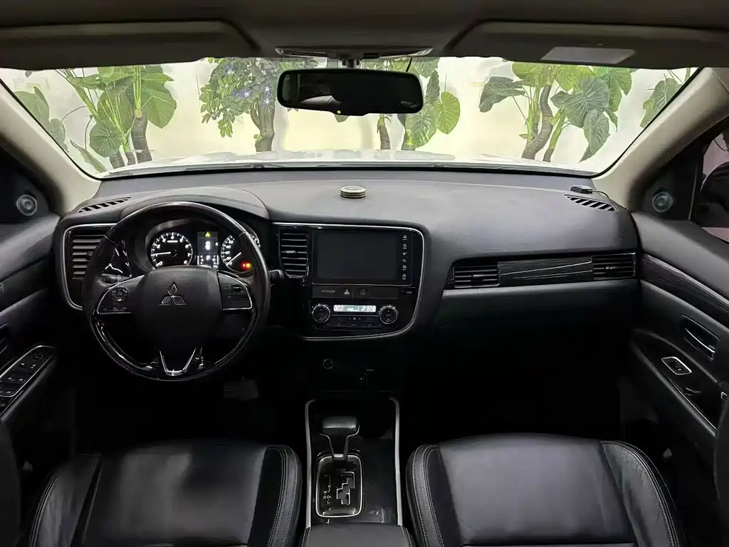 Outlander 2.0 L 2 WD Smooth Enjoyment 5-seat CN-VI
