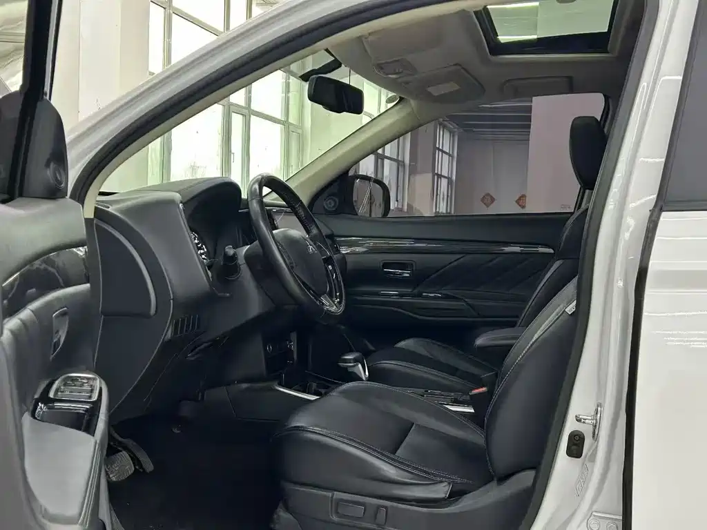 Outlander 2.0 L 2 WD Smooth Enjoyment 5-seat CN-VI