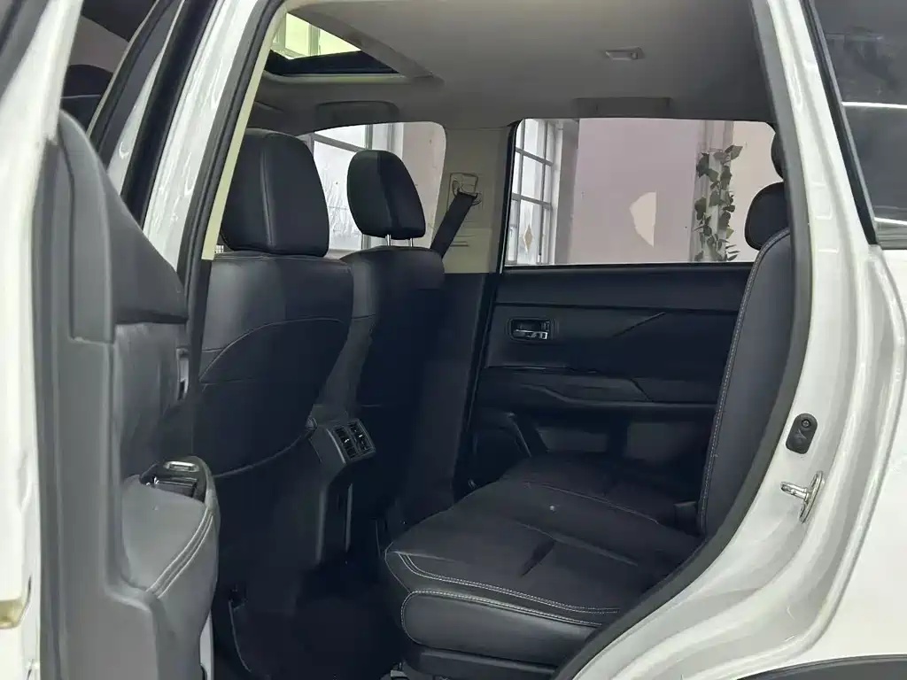Outlander 2.0 L 2 WD Smooth Enjoyment 5-seat CN-VI