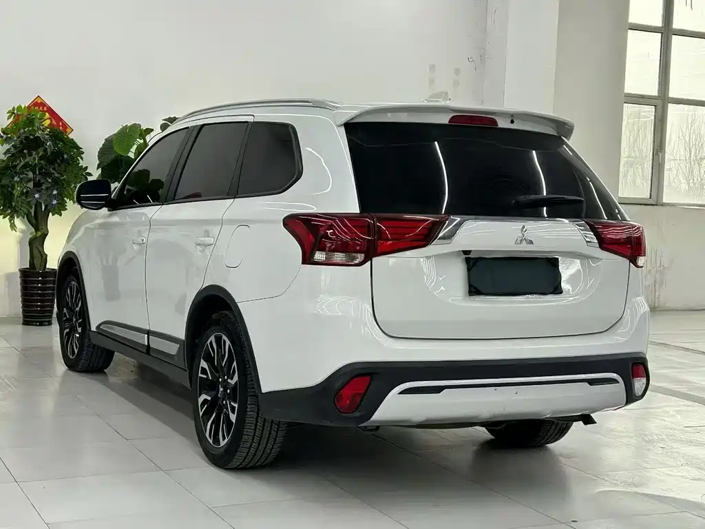 Outlander 2.0 L 2 WD Smooth Enjoyment 5-seat CN-VI