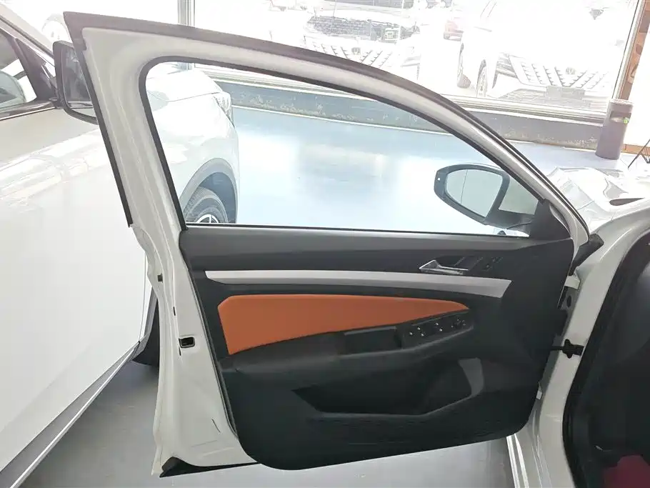 Bora 200 TSI DSG Joy Travel Navigation