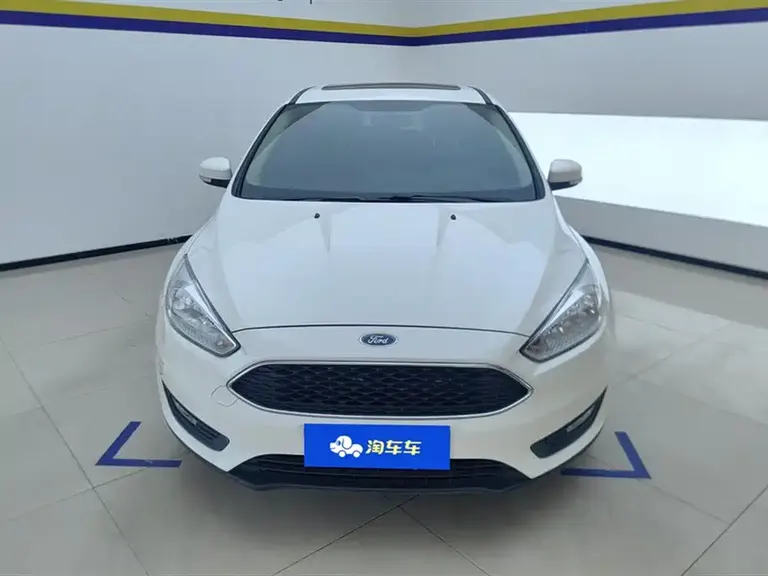 Ford Focus Hatchback Classic 1.6 L Auto Style Smart Travel