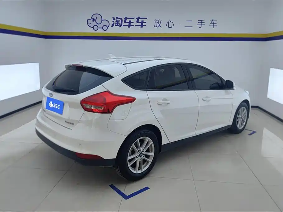 Focus Hatchback Classic 1.6 L Auto Style Smart Travel