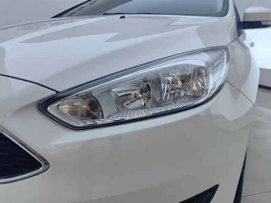 Focus Hatchback Classic 1.6 L Auto Style Smart Travel