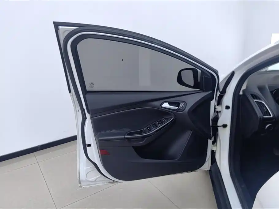 Focus Hatchback Classic 1.6 L Auto Style Smart Travel