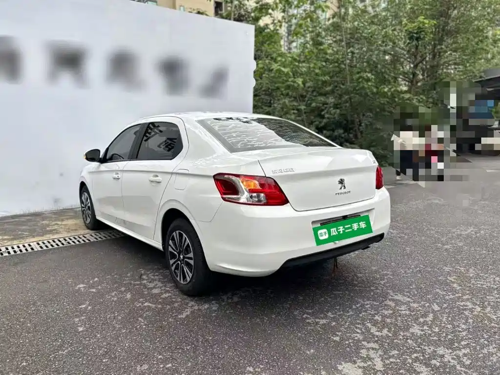 Peugeot 301 1.6 L Manual Comfort