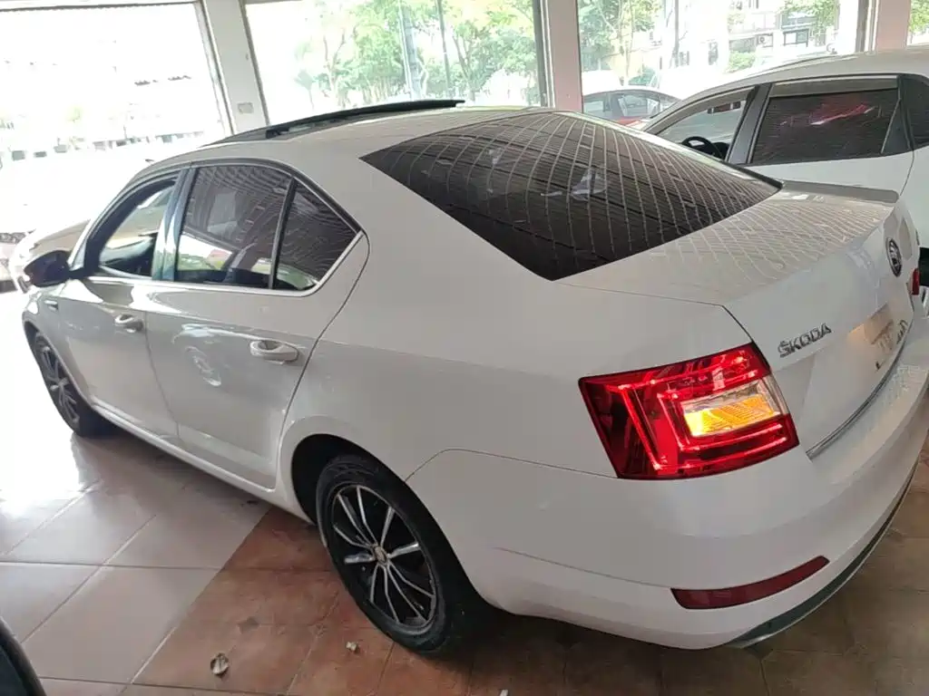 Octavia 1.6 L Auto Smart Travel