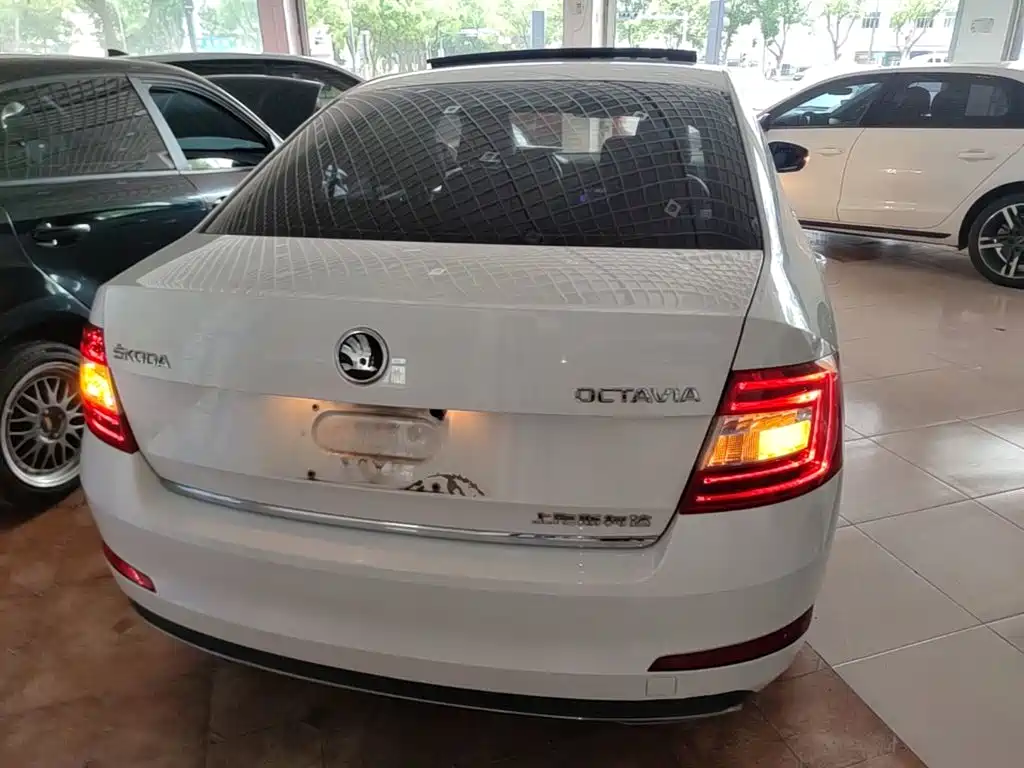 Octavia 1.6 L Auto Smart Travel