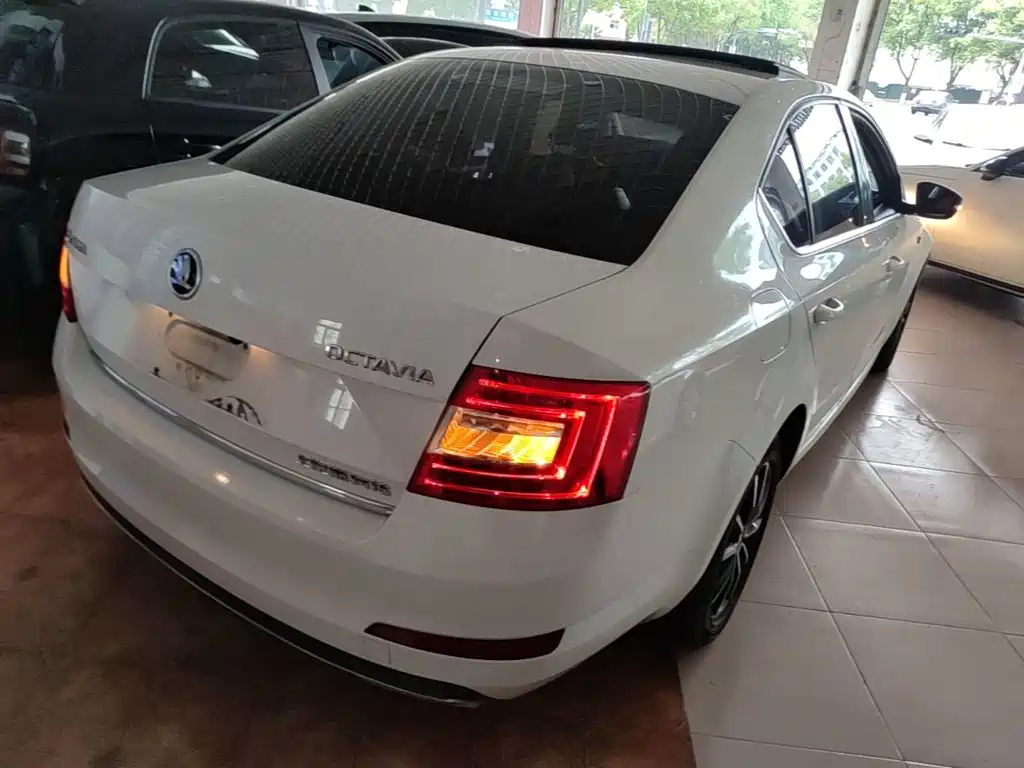 Octavia 1.6 L Auto Smart Travel