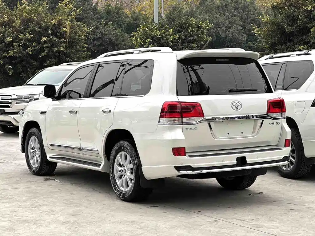 Land Cruiser (Import) 5.7 L Middle East
