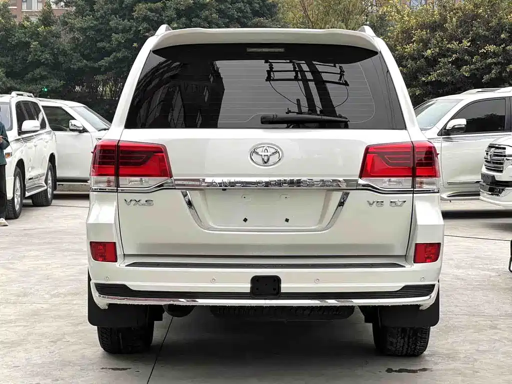 Land Cruiser (Import) 5.7 L Middle East