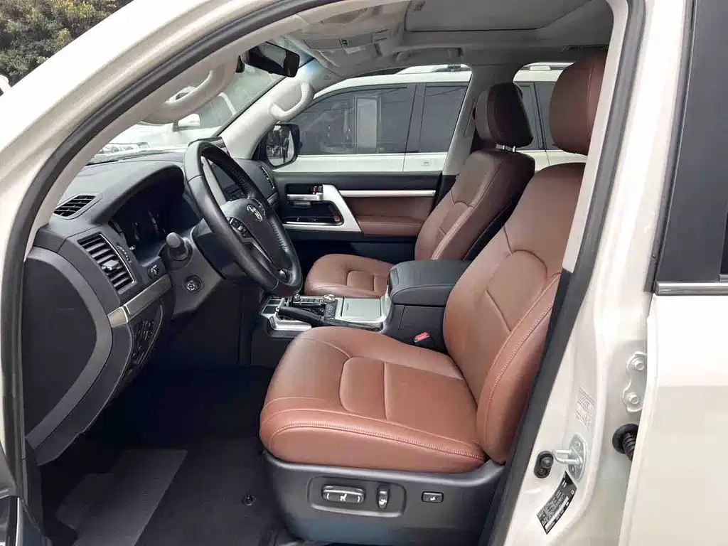 Land Cruiser (Import) 5.7 L Middle East