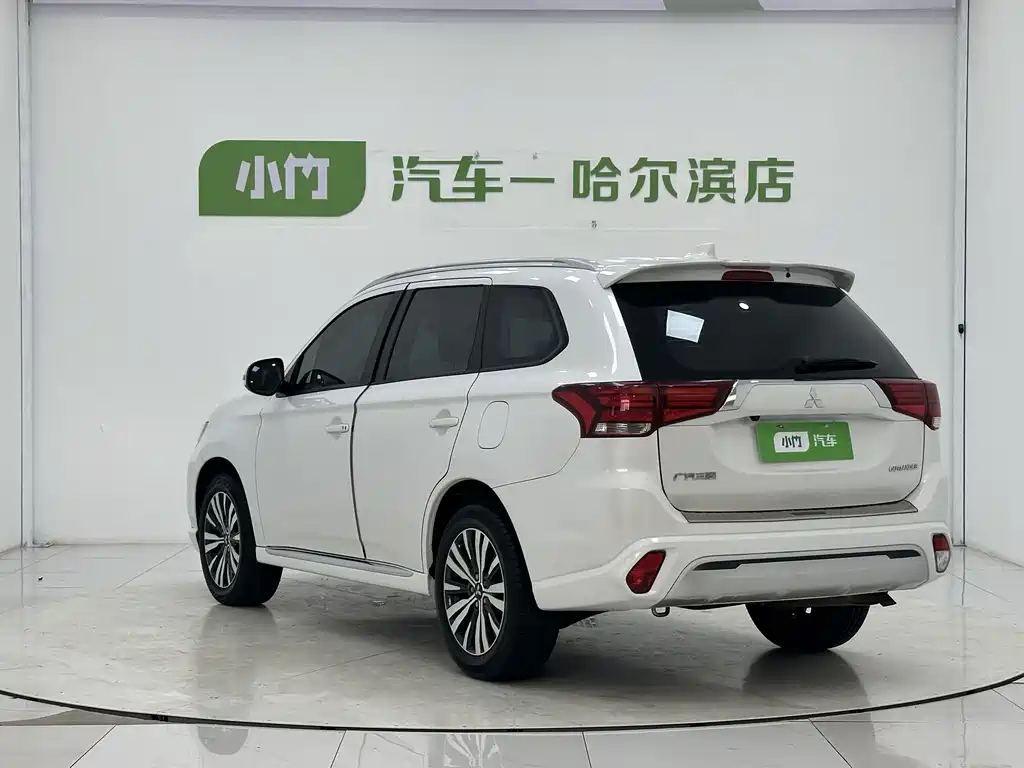 Outlander 2.0 L 2 WD Smooth Enjoyment 5-seat