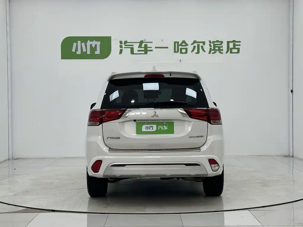 Outlander 2.0 L 2 WD Smooth Enjoyment 5-seat