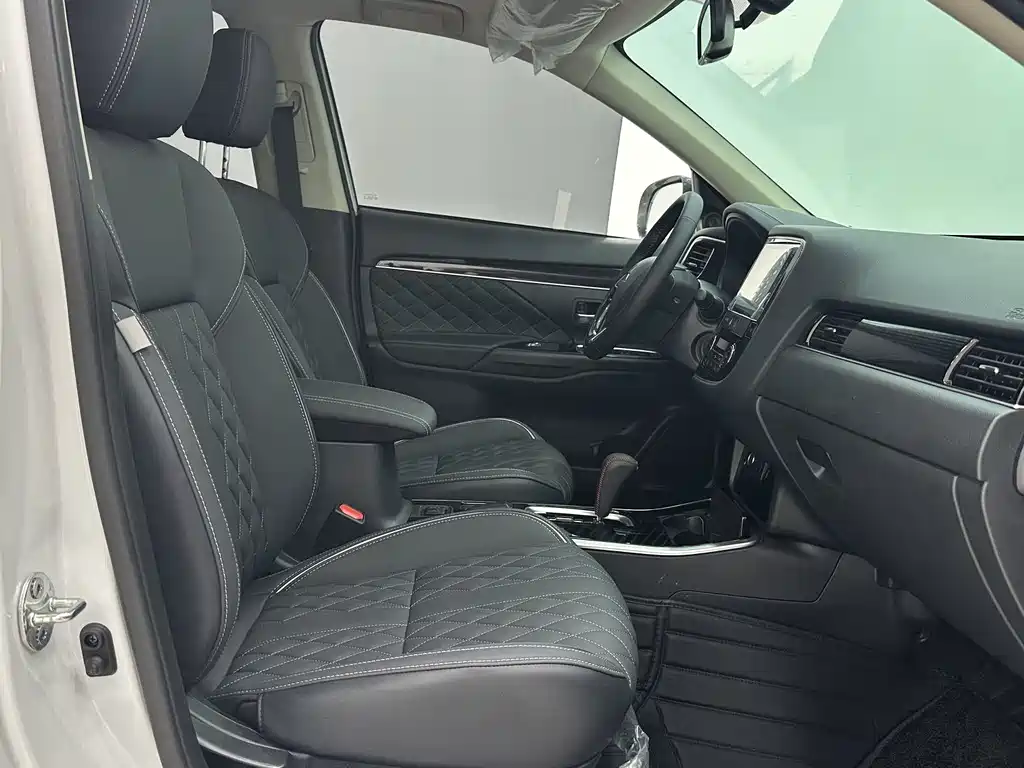 Outlander 2.0 L 2 WD Smooth Enjoyment 5-seat