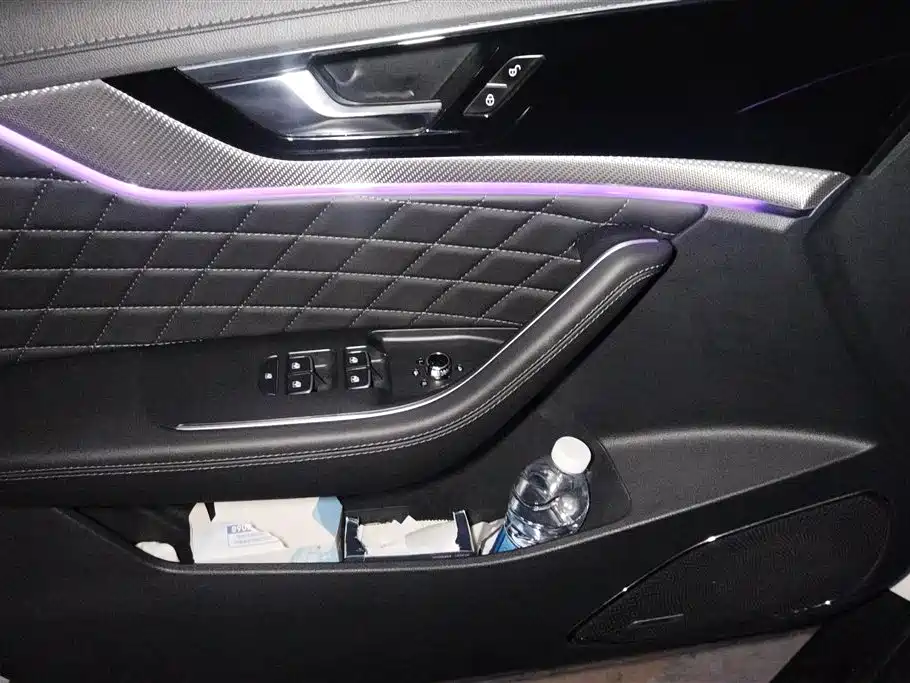 Hongqi HS5 2.0 T Connected Flagship Enjoyment