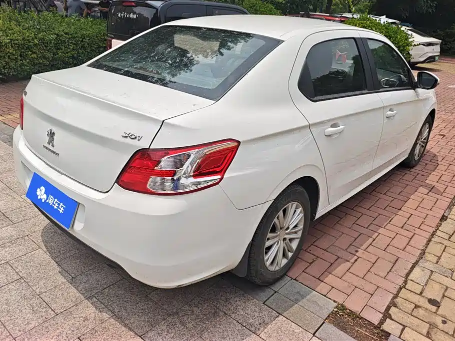 Peugeot 301 1.6 L Manual Comfort